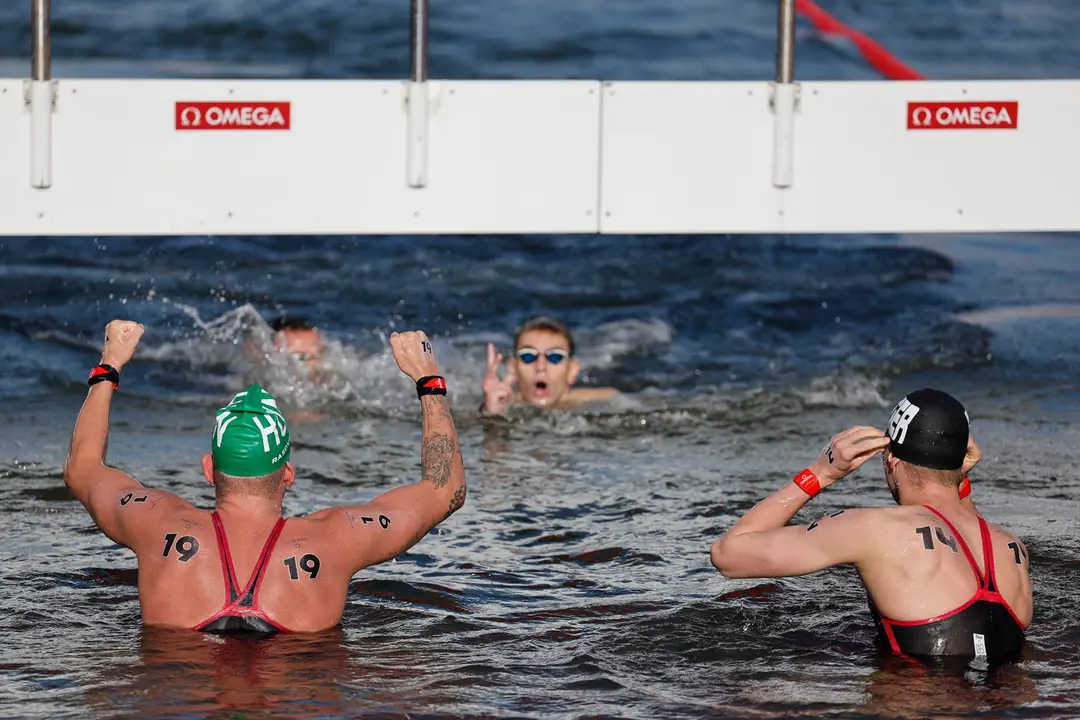 El nadador h&uacute;ngaro Kristof Rasovszky (i) celebra la victoria junto al alem&aacute;n Oliver Klemet (d), que acab&oacute; en segunda posici&oacute;n, tras competir en la prueba masculina de 10km en aguas abiertas de los Juegos Ol&iacute;mpicos de Par&iacute;s 2024 este viernes en la capital francesa. EFE/ Miguel Guti&eacute;rrez