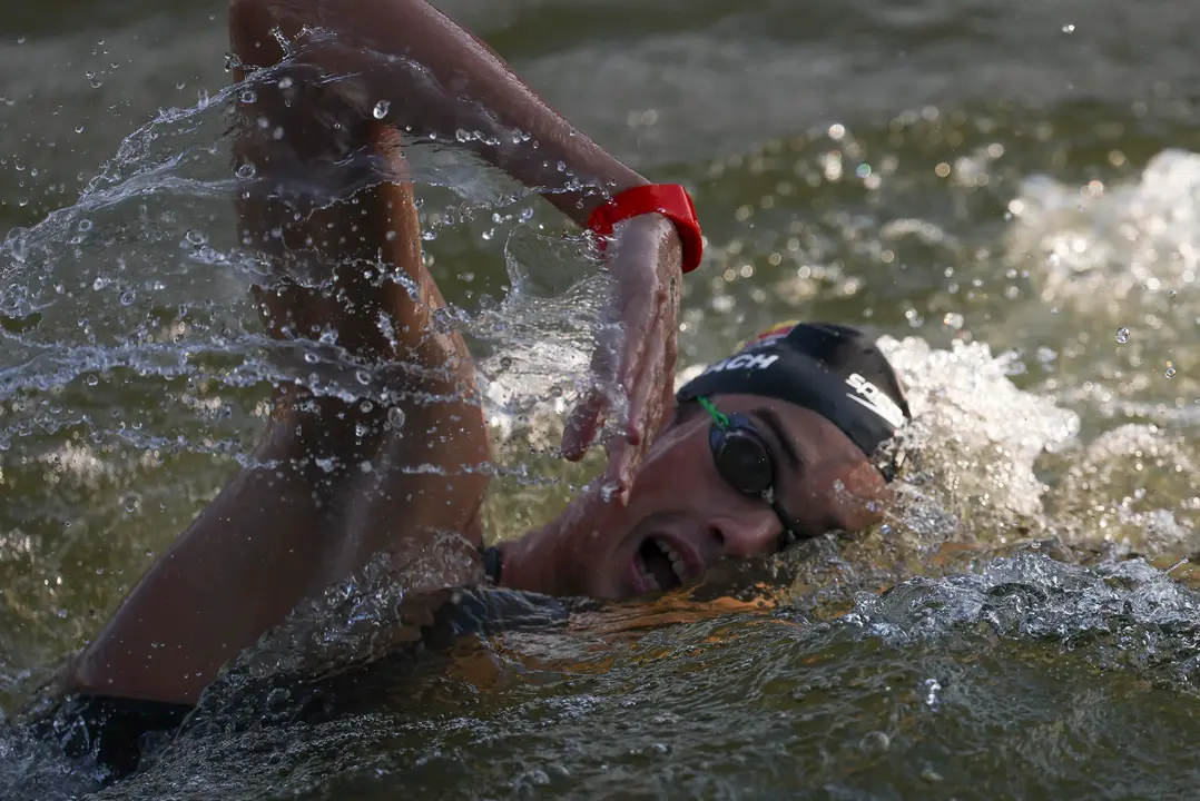El espa&ntilde;ol Carlos Garach, durante su participaci&oacute;n en la prueba de los 10 km en aguas abiertas de los Juegos Ol&iacute;mpicos de Par&iacute;s 2024, en el r&iacute;o Sena. EFE/ Miguel Guti&eacute;rrez
