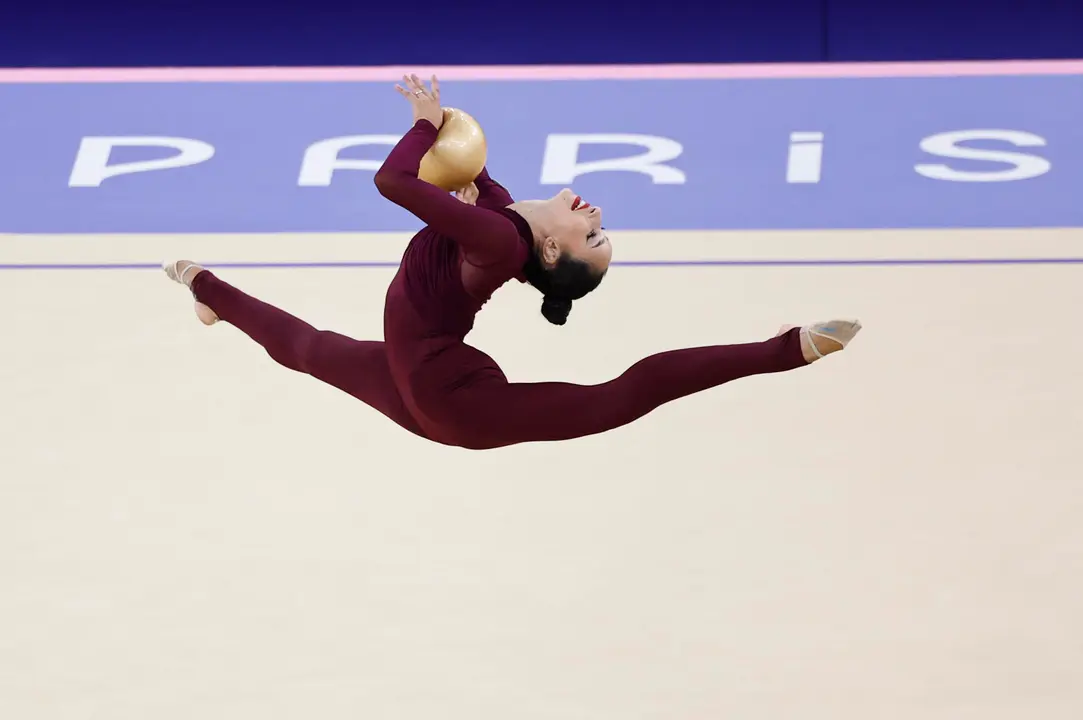 La gimnasta espa&ntilde;ola Alba Bautista ejecuta su rutina de pelota en la fase clasificatoria del concurso completo individual de gimnasia r&iacute;tmica de los Juegos Ol&iacute;mpicos de Par&iacute;s 2024. EFE/ Sashenka Guti&eacute;rrez