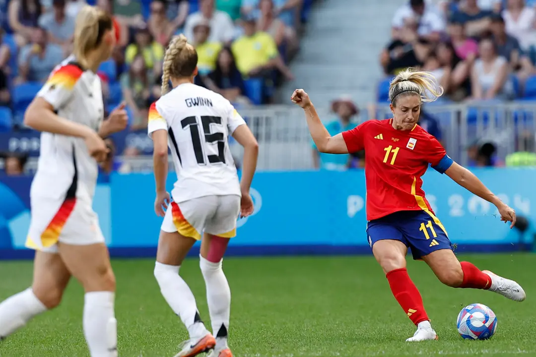 La futbolista espa&ntilde;ola Alexia Putellas en acci&oacute;n ante Alemania durante el partido por la medalla de bronce de los Juegos Ol&iacute;mpicos de Par&iacute;s 2024 contra Alemania este viernes en el Estadio de Lyon. EFE/ Miguel To&ntilde;a