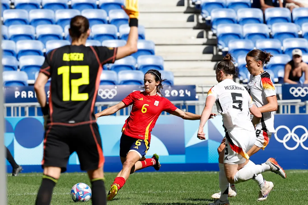 LYON, 09/08/2024.- La jugadora de Espa&ntilde;a Aitana Bonmati (2i) en acci&oacute;n ante Alemania durante el partido por la medalla de bronce de los Juegos Ol&iacute;mpicos de Par&iacute;s 2024 contra Alemania este viernes en el Estadio de Lyon. EFE/ Miguel To&ntilde;a