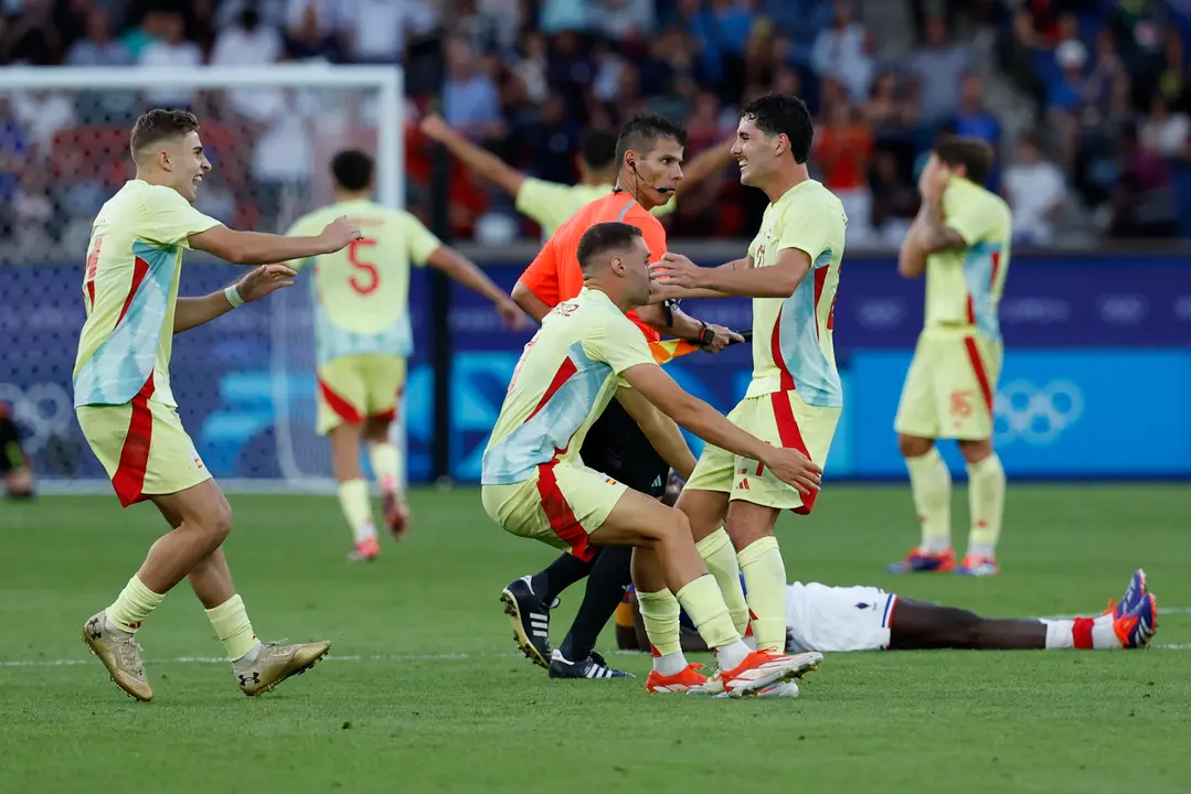 Los jugadores espa&ntilde;oles celebran la medalla de oro conseguida tras vencer a Francia al finalizar la pr&oacute;rroga del partido por la medalla de oro de los Juegos Ol&iacute;mpicos de Par&iacute;s 2024 que Francia y Espa&ntilde;a disputan este viernes en el Parc des Princes, de Paris . EFE/ JUANJO MARTIN