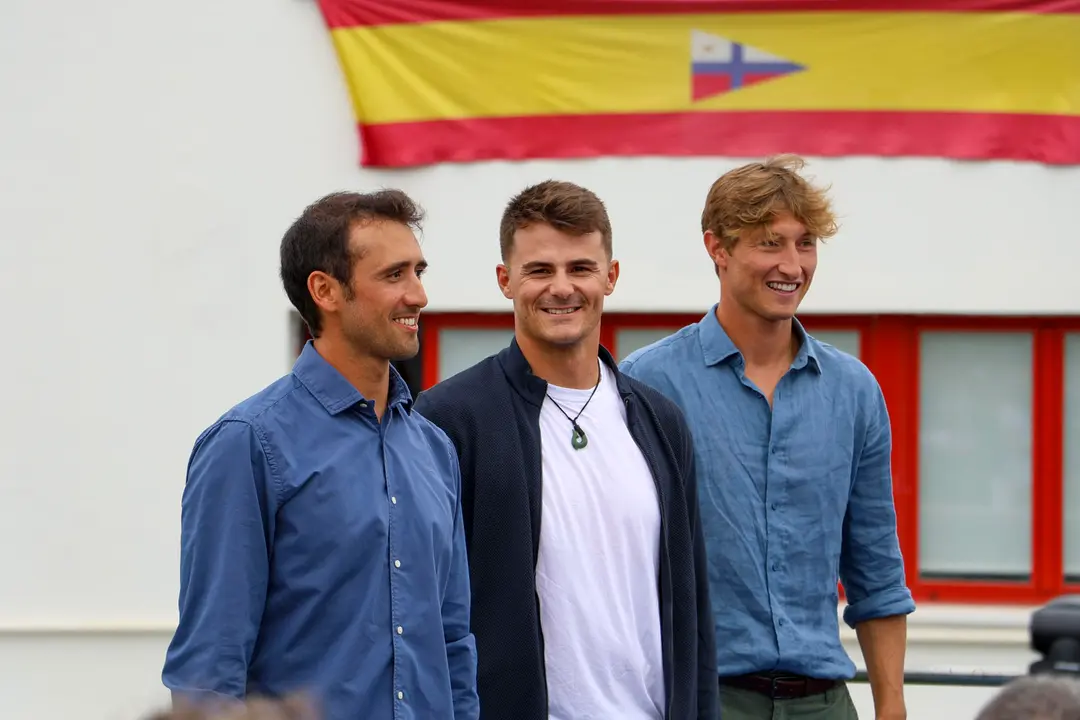 Homenaje en el exterior del Real Club Mar&iacute;timo de Santander a los ganadores de la medalla de oro de vela en los Juegos Ol&iacute;mpicos de Par&iacute;s, Diego Bot&iacute;n y Flori&aacute;n Trittel, y su entrenador &Aacute;lvaro del Arco, en un acto abierto a todos los presentes hoy viernes en la capital c&aacute;ntabra. EFE/Celia Ag&uuml;ero Pereda