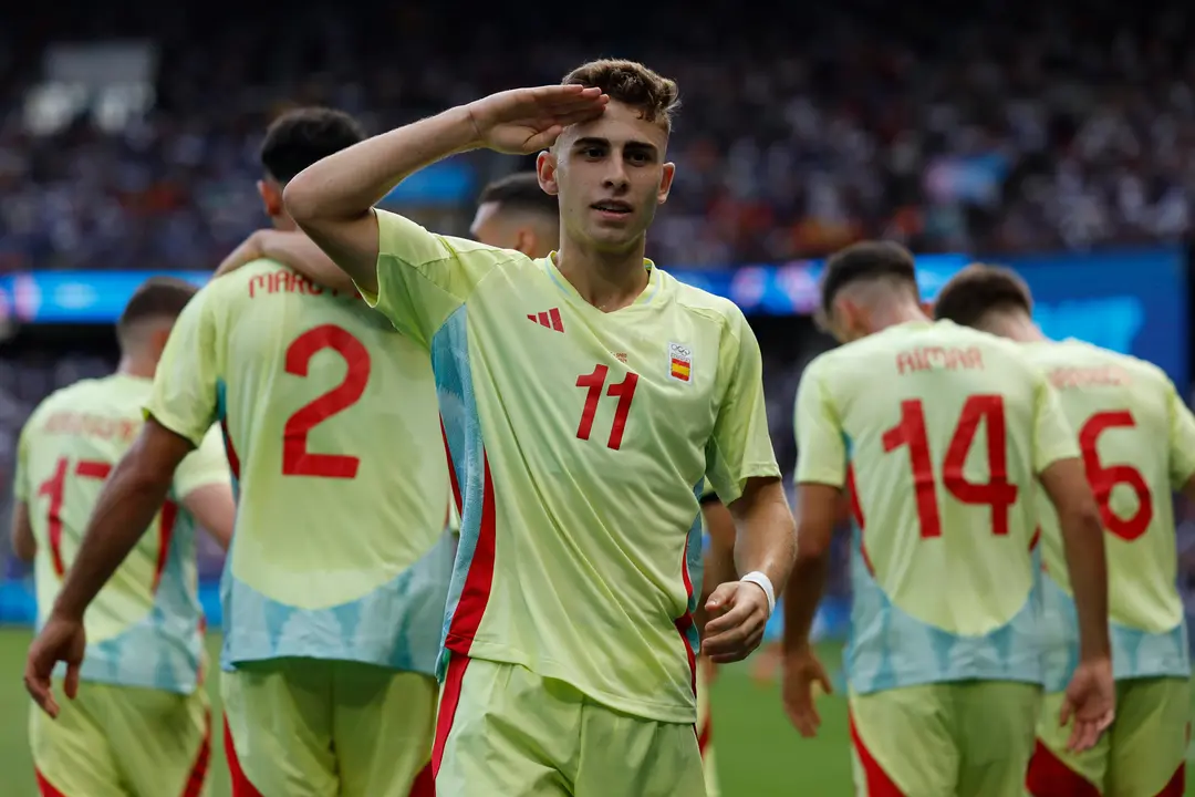 El espa&ntilde;ol Ferm&iacute;n L&oacute;pez celebra tras anotar un gol ante Francia durante el partido por la medalla de oro de los Juegos Ol&iacute;mpicos de Par&iacute;s 2024 que Francia y Espa&ntilde;a disputan este viernes en el Parc des Princes, de Paris. EFE/Kiko Huesca