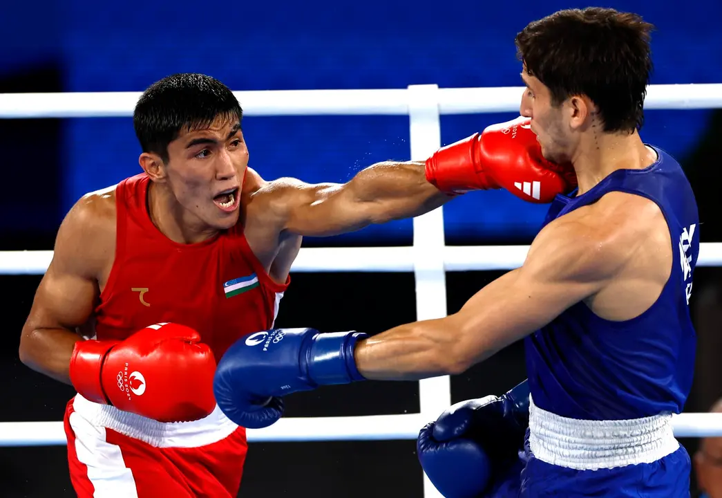 El uzbeko Asadkhuja Muydinkhujaev se ha colgado la medalla de oro en la categor&iacute;a de 71 kilos de boxeo. EFE/EPA/MAST IRHAM
