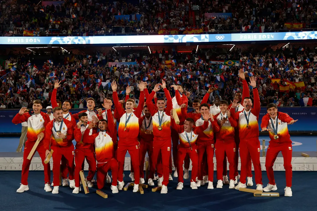 Los jugadores de Espa&ntilde;a posan con la medalla de oro de f&uacute;tbol masculino en los Juegos Ol&iacute;mpicos de Par&iacute;s 2024. EFE/JUANJO MARTIN