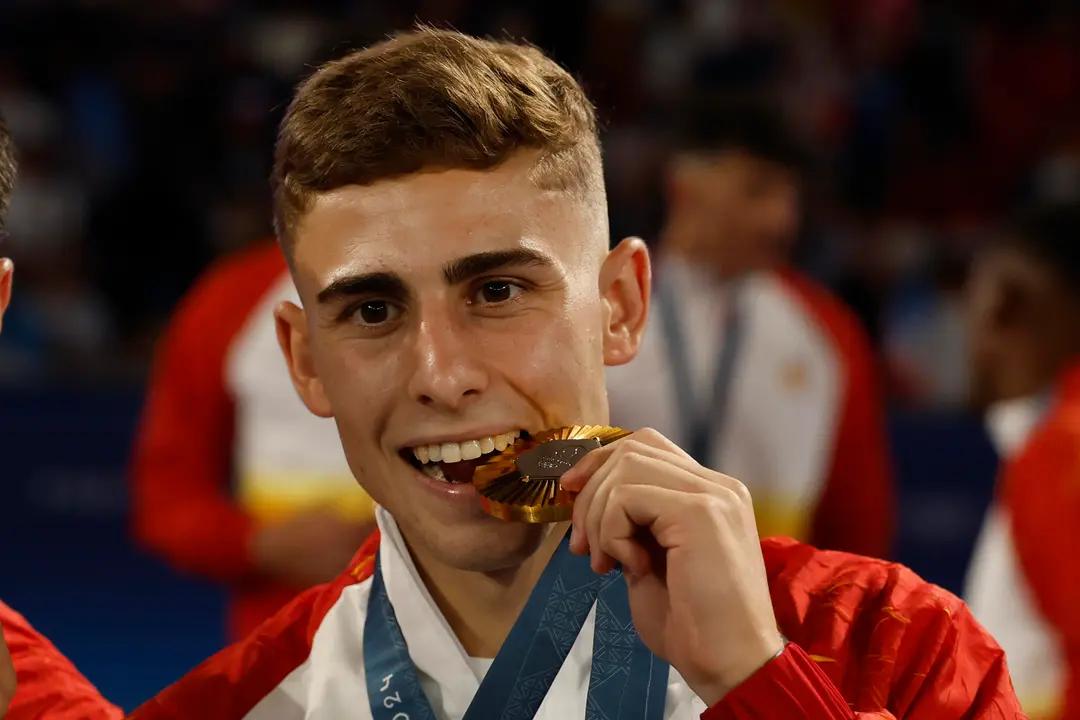 PARIS, 09/08/2024.- El jugador espa&ntilde;ol Ferm&iacute;n L&oacute;pez posa con la medalla de oro conseguida en la final de f&uacute;tbol masculino de los Juegos Ol&iacute;mpicos de Par&iacute;s 2024 que Francia y Espa&ntilde;a han disputado este viernes en el Parque de los Pr&iacute;ncipes, de Paris . EFE/ Juanjo Martin