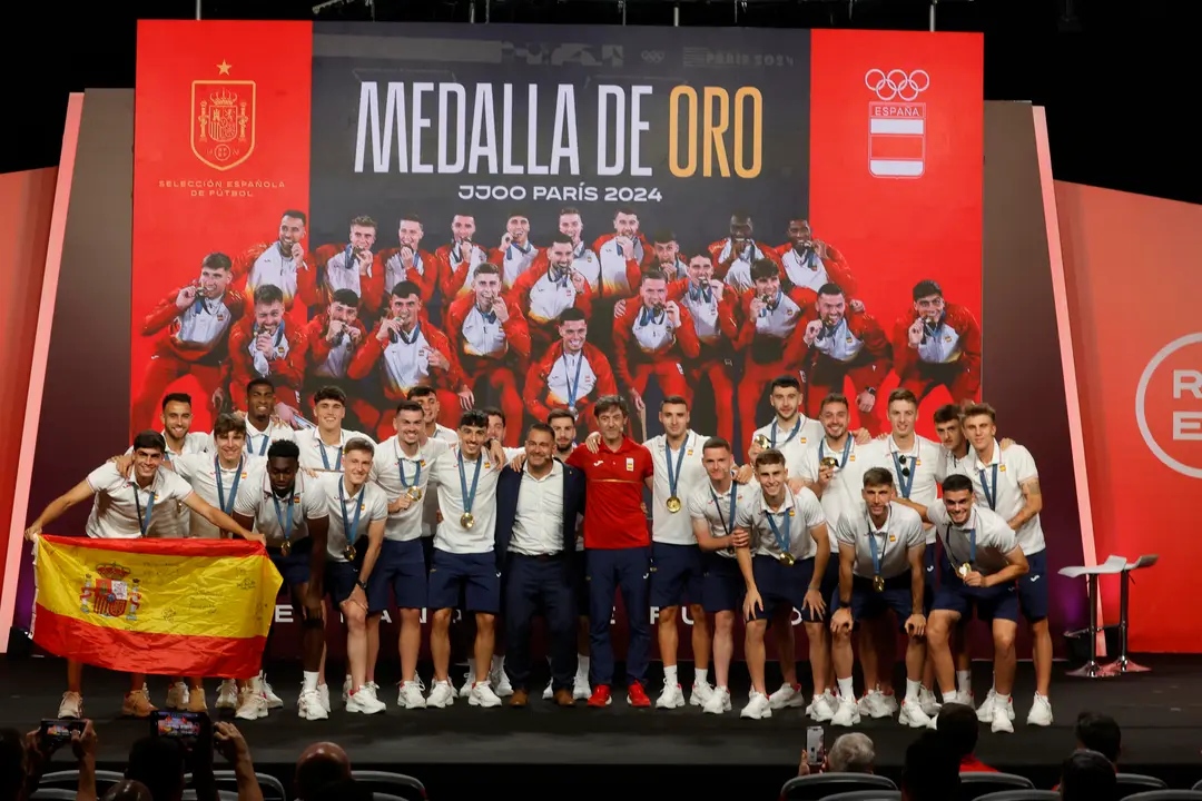Acto de homenaje a la selecci&oacute;n espa&ntilde;ola de f&uacute;tbol que consigui&oacute; el oro en los Juegos Ol&iacute;mpicos de Par&iacute;s 2024, este s&aacute;bado en la Ciudad de F&uacute;tbol de Las Rozas (Madrid). EFE/ Zipi