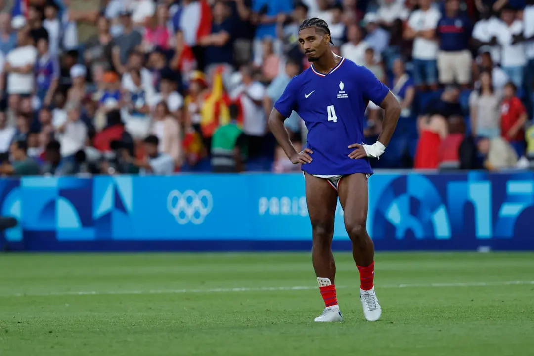 El jugador franc&eacute;s Loic Bade tras perder ante el equipo espa&ntilde;ol en el partido por la medalla de oro de los Juegos Ol&iacute;mpicos de Par&iacute;s 2024 que Francia y Espa&ntilde;a disputan este viernes en el Parc des Princes, de Paris . EFE/ Juanjo Martin