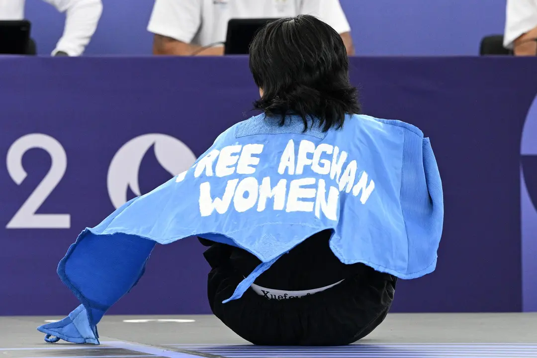 La b-girl afgana Talash, integrante del equipo ol&iacute;mpico de refugiados, fue descalificada de la competici&oacute;n de breaking debido a un mensaje pol&iacute;tico en su vestimenta.EFE/EPA/CAROLINE BLUMBERG