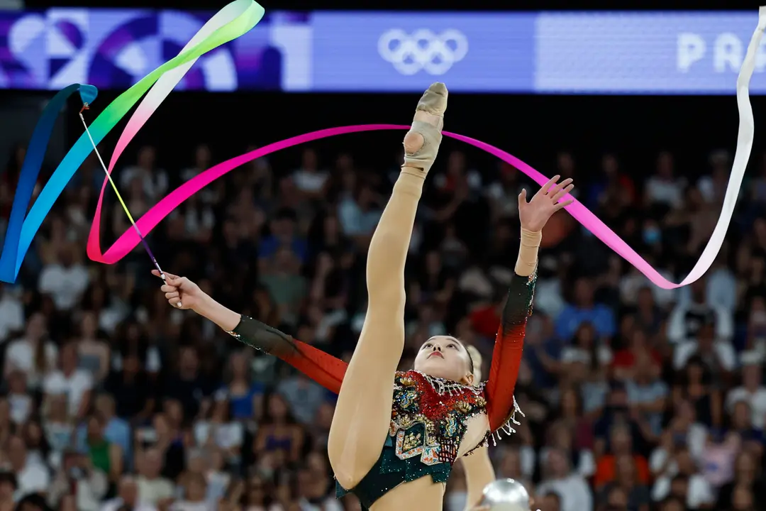 Las gimnastas del equipo chino compiten en la final del concurso completo por equipos de gimnasia r&iacute;tmica en la capital gala, este s&aacute;bado. EFE/Sashenka Guti&eacute;rrez