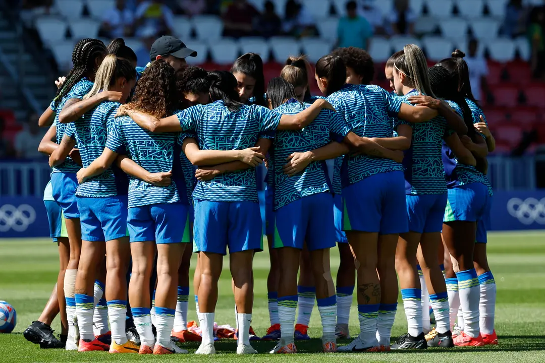 Futbolistas de la selecci&oacute;n femenina de f&uacute;tbol durante el calentamiento previo a la final entre Brasil y _Estados Unidos en los Juegos Ol&iacute;mpicos de Par&iacute;s 2024, en la capital gala, este s&aacute;bado. EFE/Miguel To&ntilde;a