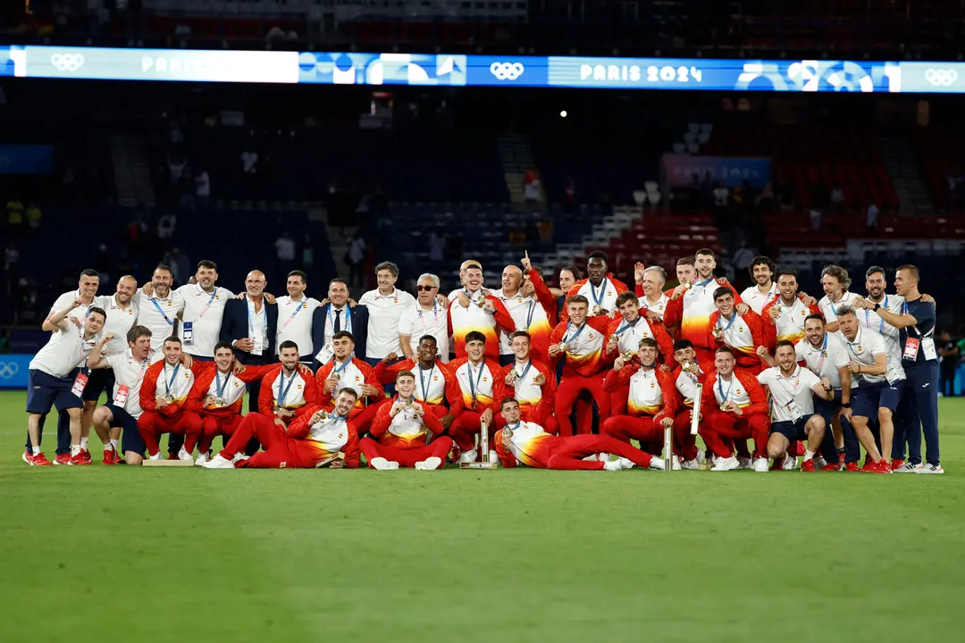 Los jugadores y equipo t&eacute;cnico espa&ntilde;ol posan con la medalla de oro conseguida en la final de f&uacute;tbol masculino de los Juegos Ol&iacute;mpicos de Par&iacute;s 2024 que Francia y Espa&ntilde;a han disputado en el Parc des Princes, de Paris . EFE/ Juanjo Martin