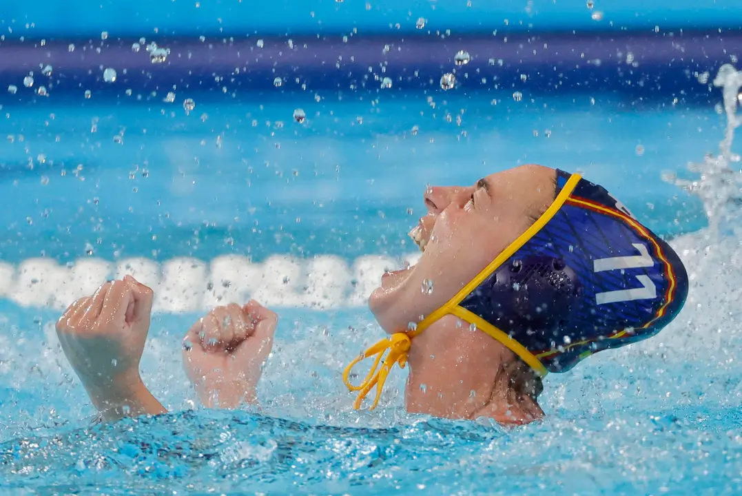 La waterpolista espa&ntilde;ola Maica Garc&iacute;a Godoy celebra tras marcar ante Australia durante el partido por el oro de waterpolo femenino de los Juegos Ol&iacute;mpicos de Par&iacute;s 2024 este s&aacute;bado en Nanterre, Francia. EFE/ Lavandeira Jr.
