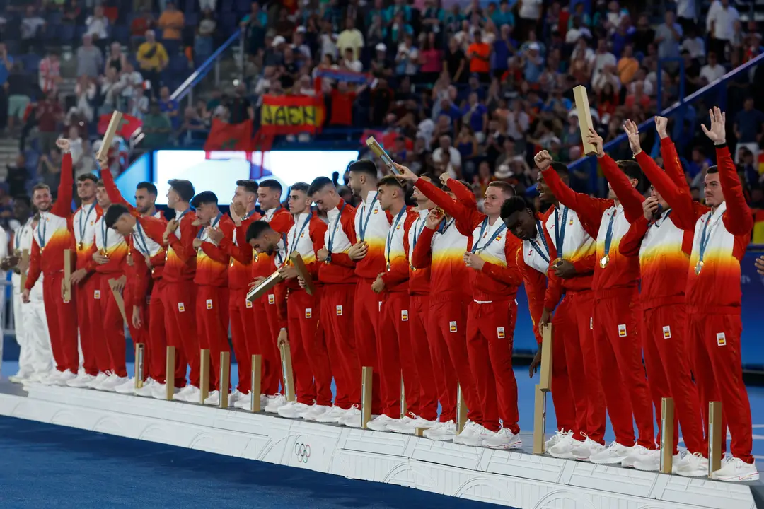 Los jugadores espa&ntilde;oles posan con la medalla de oro conseguida en la final de f&uacute;tbol masculino de los Juegos Ol&iacute;mpicos de Par&iacute;s 2024 que Francia y Espa&ntilde;a han disutado este viernes en el Parc des Princes, de Paris . EFE/ Juanjo Martin