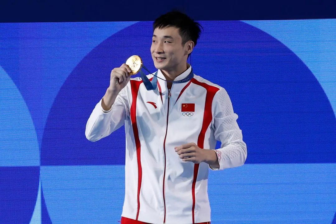 El chino Yuan Cao muestra su medalla tras ganar la prueba de trampol&iacute;b de 10 metros.EFE/EPA/TOLGA AKMEN