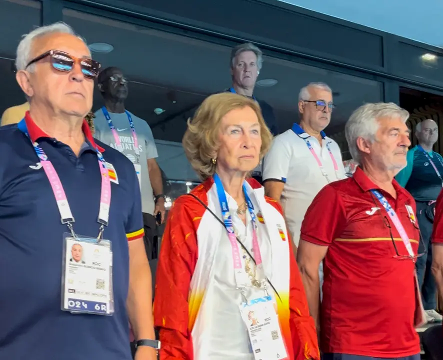 La reina Sof&iacute;a asiste a la final de waterpolo femenino en Par&iacute;s, este s&aacute;bado. La Casa Real ha felicitado este s&aacute;bado a la selecci&oacute;n femenina espa&ntilde;ola de waterpolo por su medalla de oro conseguida en los Juegos Ol&iacute;mpicos de Par&iacute;s: &ldquo;Hab&eacute;is hecho historia&rdquo;, celebra tras un partido al que ha asistido la reina Sof&iacute;a. EFE/Casa Real