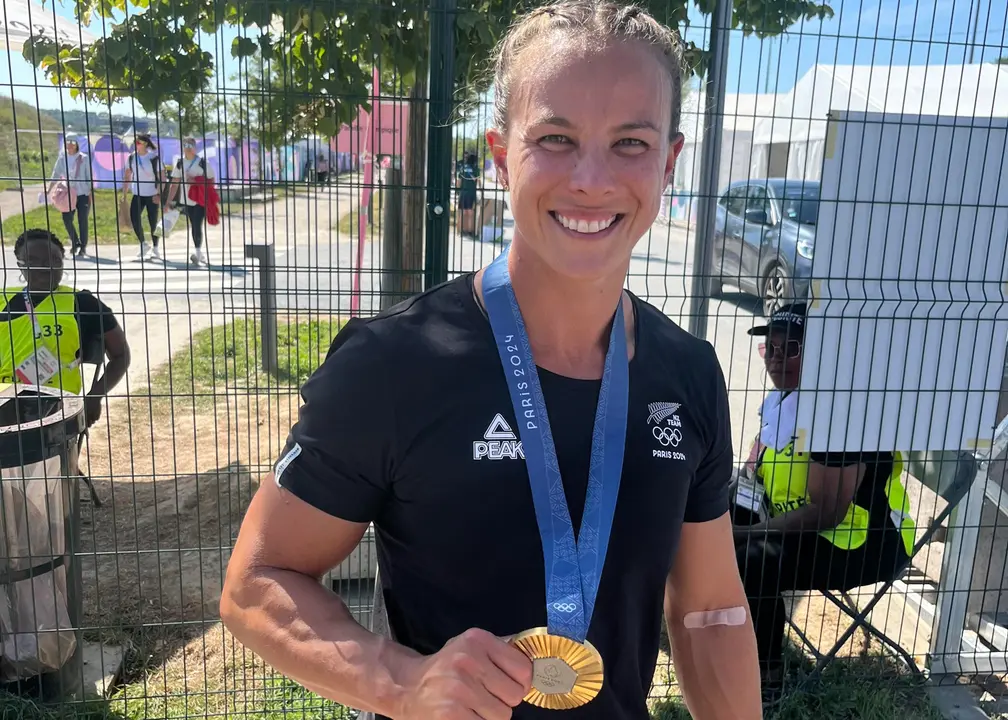 La pirag&uuml;ista neozelandesa Lisa Carrigton se convirti&oacute; en una de las grandes figuras en el canal de Vaires-sur-Marne al lograr tres medallas de oro, &eacute;xito que ya logr&oacute; en Tokio 2020. EFE/ Helena S&aacute;nchez Garc&iacute;a