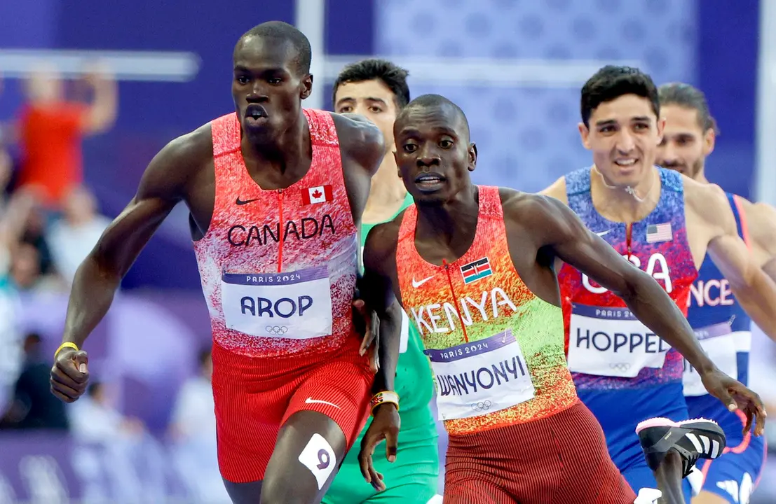 El kenainao Emmanuel Wanyonyi supera al canadiense Marco Arop en la final de 800 disputados en el Stade de France, Par&iacute;s. EFE/EPA/FRANCK ROBICHON
