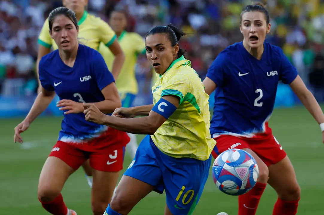 La brasile&ntilde;a Marta corre hacia el bal&oacute;n ante las jugadoras de Estados Unidos durante la final de F&uacute;tbol femenino, entre Brasil y Estados Unidos, en los Juegos Ol&iacute;mpicos de Par&iacute;s 2024 este s&aacute;bado, en la capital gala. EFE/ Miguel To&ntilde;a