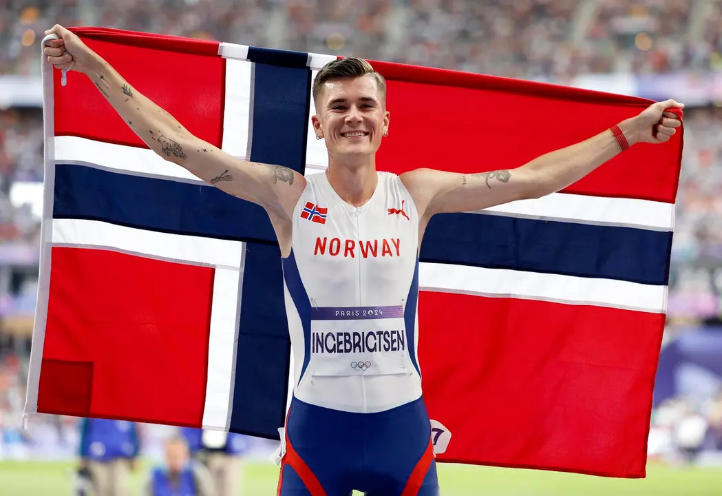 Jakob Ingebrigtsen celebra su t&iacute;tulo ol&iacute;mpico en Saint Denis, Francia. EFE/EPA/FRANCK ROBICHON