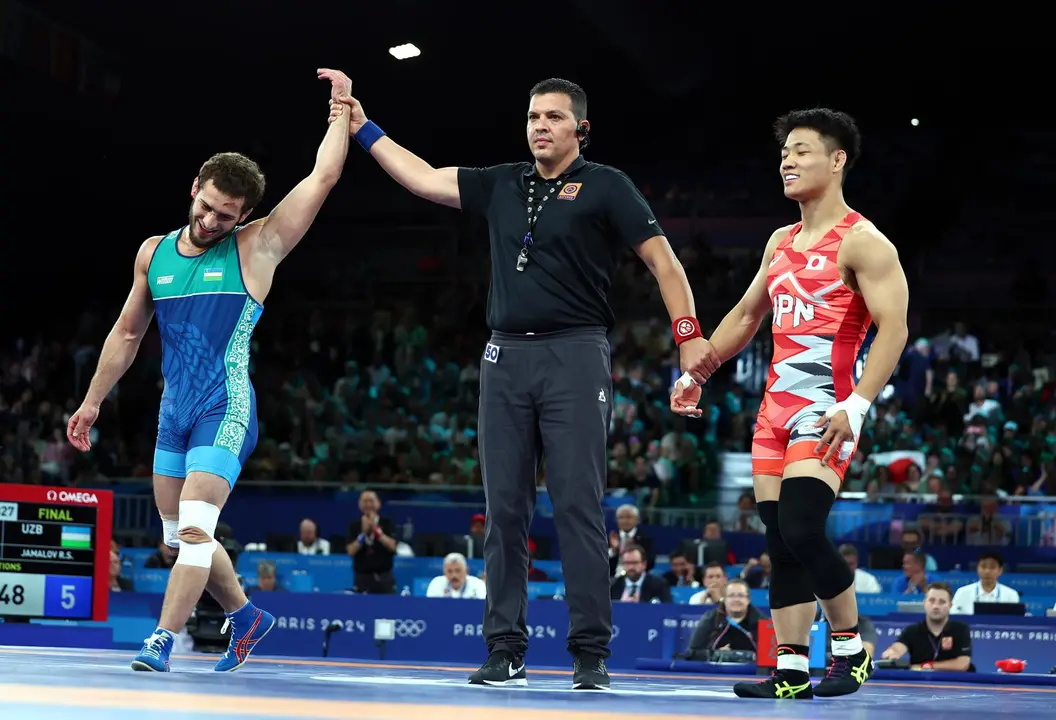 El uzbeko Razambek Salambekovitch Jamalov se ha impuesto al japon&eacute;s Daichi Takatani en la categor&iacute;a de 74 kilos. EFE/EPA/CHRISTOPHE PETIT TESSON