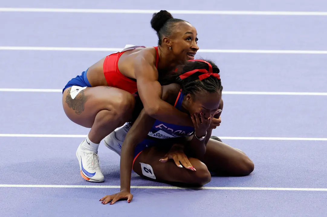 La atleta puertorrique&ntilde;a Jasmine Camacho-Quinn abraza a la francesa ganadora de plata Cyr&eacute;na Samba-Mayela en la final femenina de 100m vallas, en el marco de los Juegos Ol&iacute;mpicos Par&iacute;s 2024, este s&aacute;bado, en el Estadio de Francia de Saint-Denis. EFE/ Julio Mu&ntilde;oz