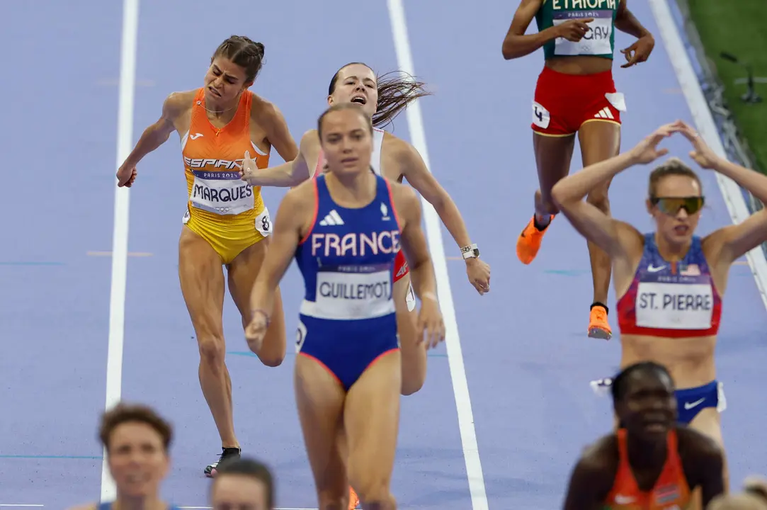 La atleta espa&ntilde;ola Agueda Marques (i) compite en la final de 1500m femeninos en el marco de los Juegos Ol&iacute;mpicos Par&iacute;s 2024, este s&aacute;bado, en el Estadio de Francia de Saint-Denis. EFE/ Julio Mu&ntilde;oz