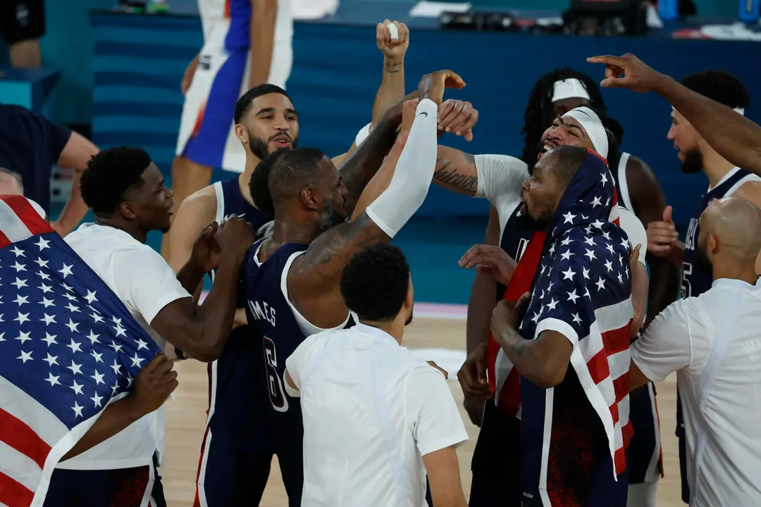 Los jugadores estadounidenses celebran la victoria ante Francia en la final de Baloncesto masculino, entre Francia y EEUU, de los Juegos Ol&iacute;mpicos de Par&iacute;s 2024 este s&aacute;bado, en el Bercy Arena de la capital gala. EFE/ Juanjo Martin