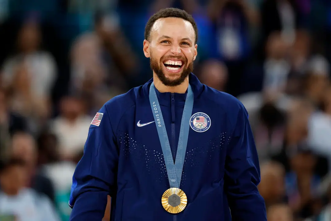 Stephen Curry, base estrella de Estados Unidos, fue registrado este s&aacute;bado, 10 de agosto, al posar con la medalla de oro del baloncesto de los Juegos Ol&iacute;mpicos 2024, en el coliseo South Par&iacute;s Arena de la capital francesa. EFE/Caroline Brehman
