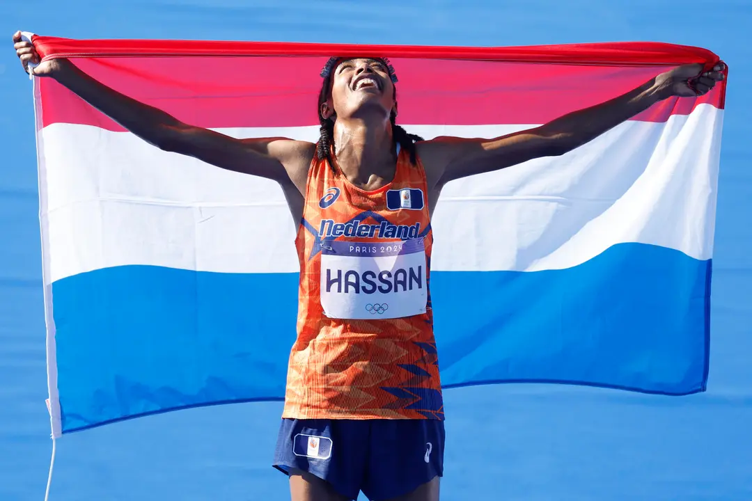 La atleta neerlandesa Sifan Hassan celebra su victoria, con r&eacute;cord ol&iacute;mpico, en el marat&oacute;n femenino en los Juegos de Par&iacute;s 2024. EFE/ Juanjo Mart&iacute;n