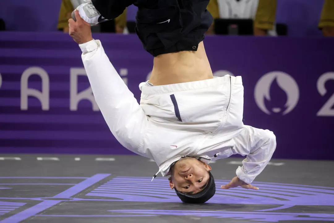 Shigekix, de Jap&oacute;n durante su competici&oacute;n contra el estadounidense Victor, en la batalla por el bronce del breaking en los Los Juegos Ol&iacute;mpicos de Par&iacute;s 2024. EFE/EPA/TERESA SU&Aacute;REZ