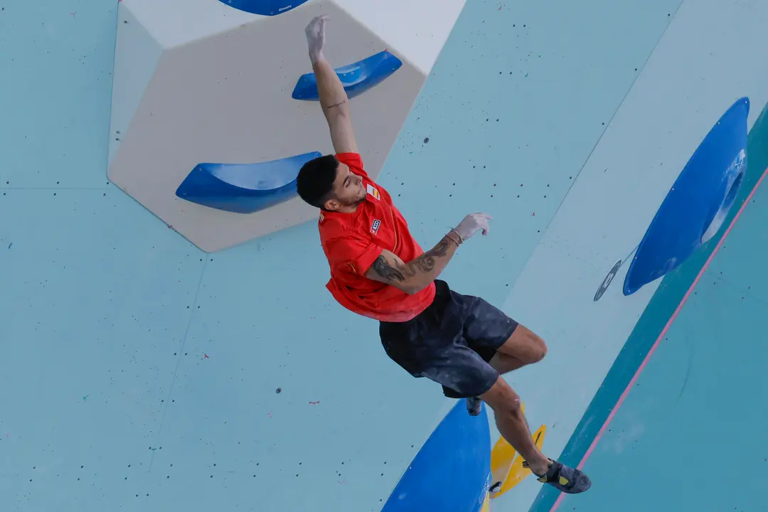 El escalador espa&ntilde;ol Alberto Gin&eacute;s se resbala y cae mientras compite en la final masculina de escalada en la categor&iacute;a de dificultad de los Juegos Ol&iacute;mpicos de Par&iacute;s 2024. EFE/ Lavandeira Jr.