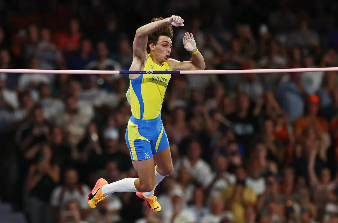 El sueco Armand Duplantis supera el list&oacute;n de 6,25 m para establecer un nuevo r&eacute;cord mundial en la final de salto con p&eacute;rtiga masculino de las competiciones de atletismo de los Juegos Ol&iacute;mpicos de Par&iacute;s 2024, en el estadio Stade de France en Saint Denis, Francia, el 05 de agosto de 2024. (Salto con p&eacute;rtiga, Francia, Suecia) EFE/EPA/ANNA SZILAGYI