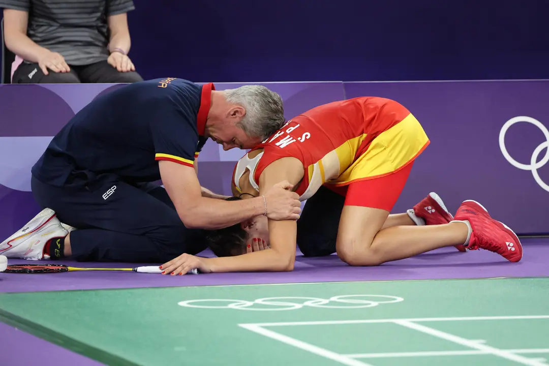 Carolina Mar&iacute;n llora junto a su entrenador Fernando Rivas tras verse obligada a retirarse, debido a una lesi&oacute;n, de su partido de semifinales de b&aacute;dminton femenino individual de los Juegos Ol&iacute;mpicos de Par&iacute;s. EFE/ Miguel Guti&eacute;rrez