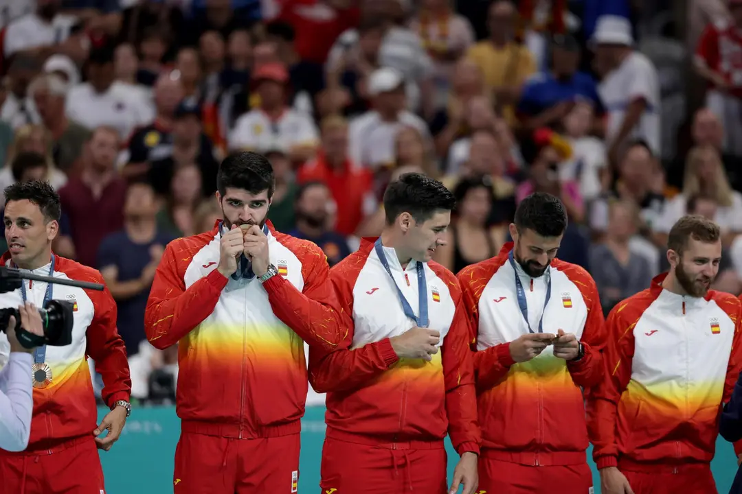 Los jugadores de Espa&ntilde;a observan la medalla de bronce. EFE/EPA/ALEX PLAVEVSKI