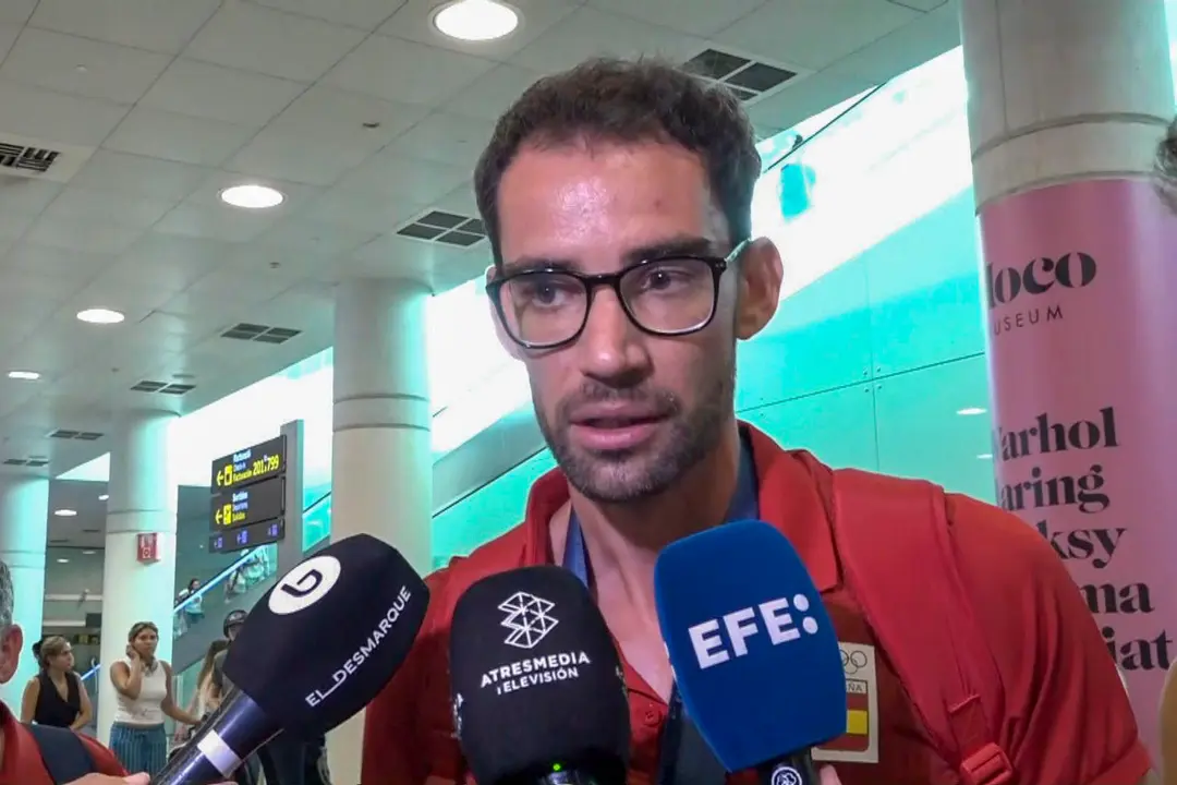 El espa&ntilde;ol &Aacute;lvaro Mart&iacute;n, campe&oacute;n ol&iacute;mpico del relevo mixto de marat&oacute;n de marcha junto a Mar&iacute;a P&eacute;rez,. EFE/EFE-TV