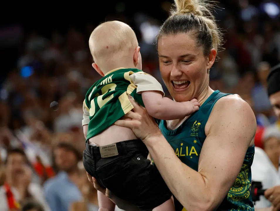 La australiana Sami Whitcomb celebra con su beb&eacute; Reef, despu&eacute;s de ganar la medalla de Bronze en el partido frente a B&eacute;lgica de la competici&oacute;n de Baloncesto femenino en los Juegos Ol&iacute;mpicos Paris 2024 en el South Paris Arena en Par&iacute;s. EFE/CAROLINE BREHMAN