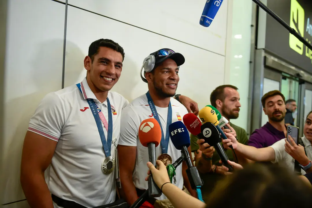 Los boxeadores Ayoub Ghadfa (i) y Enmanuel Reyes Pla posan con sus medallas conseguidas en Par&iacute;s a su llegada este domingo a Madrid. El boxeo espa&ntilde;ol lleg&oacute; a Par&iacute;s 2024 con el objetivo de volver a colgarse un metal, a pesar de que no lo consegu&iacute;a desde S&iacute;dney 2000. EFE/ Victor Lerena