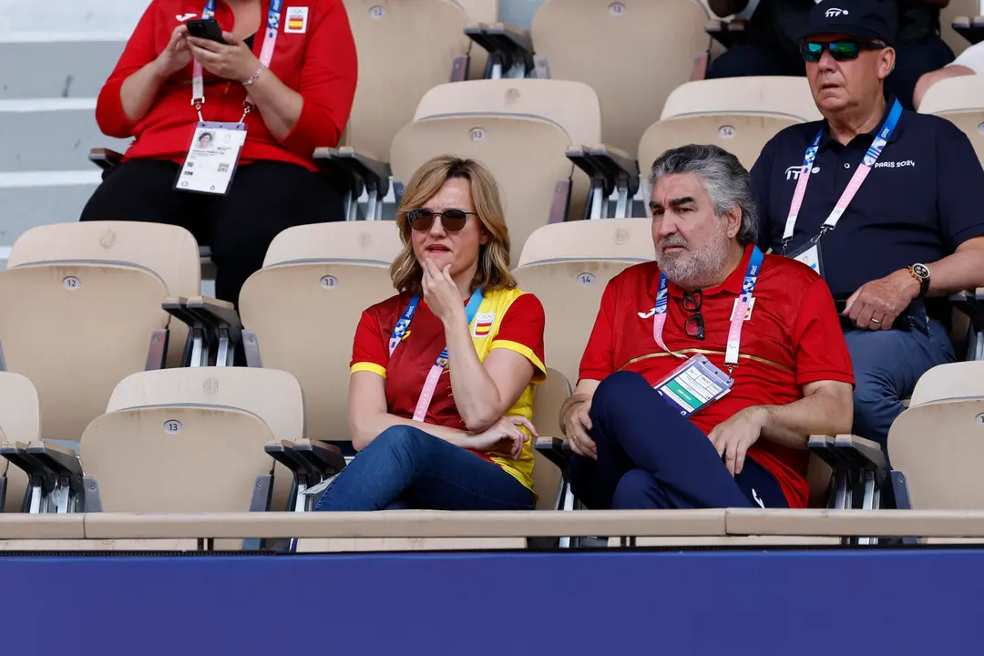La ministra de Educaci&oacute;n, Pilar Alegr&iacute;a (c), y el presidente del Consejo Superior de Deportes, Jos&eacute; Manuel Rodr&iacute;guez Uribes (d), entre los espectadores del partido por la medalla de bronce de dobles femenino de los Juegos Ol&iacute;mpicos Par&iacute;s 2024 disputado por las espa&ntilde;olas Cristina Bucsa y Sara Sorribes contra las checas Karolina Muchova y Linda Noskova, este domingo, en la capital gala. EFE/Juanjo Mart&iacute;n