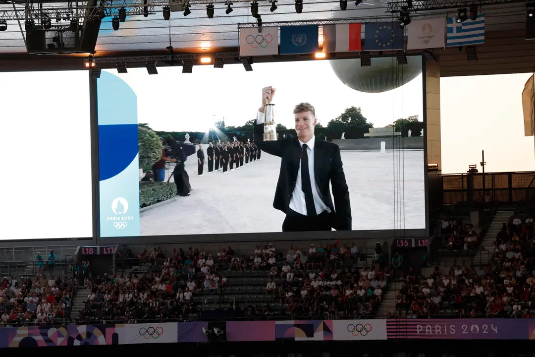 El nadador franc&eacute;s Le&oacute;n Marchand en una pantalla durante la ceremonia de clausura de los Juegos Ol&iacute;mpicos de Par&iacute;s 2024 celebrada este domingo, en el Estadio de Francia en Saint-Denis (Francia).EFE/ Lavandeira Jr