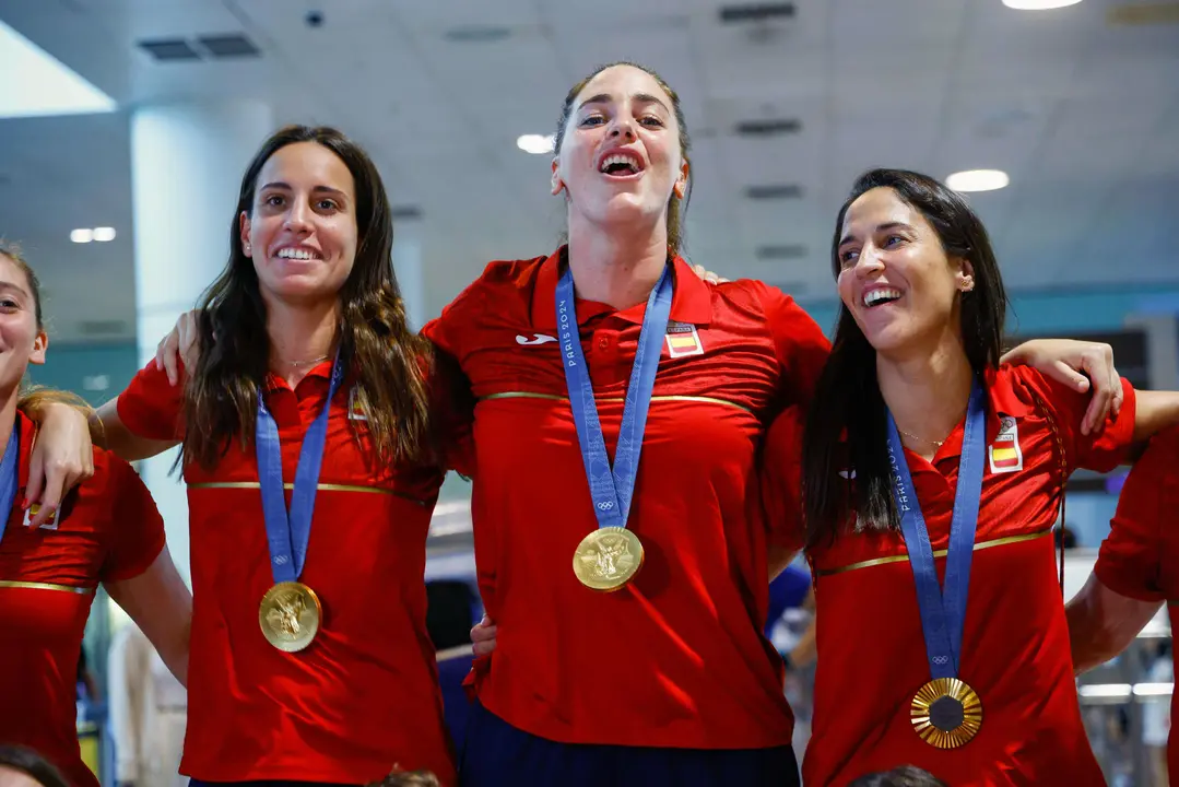 Las jugadoras Anni Espar (i), Maica Garc&iacute;a (c) y Pili Pe&ntilde;a (d) a la llegada de la selecci&oacute;n espa&ntilde;ola femenina de waterpolo, actual campeona ol&iacute;mpica, al aeropuerto de Barcelona, este lunes. EFE/ Quique Garc&iacute;a