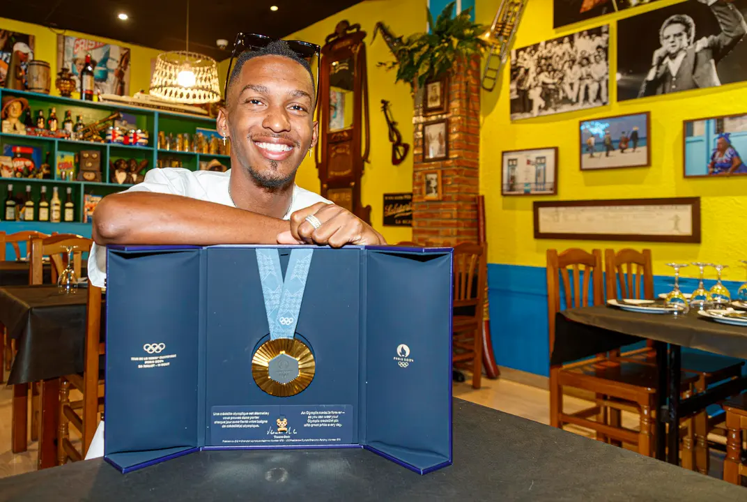Jordan D&iacute;az posa con la medalla de oro del triple salto que conquist&oacute; en los Juegos Ol&iacute;mpicos de Par&iacute;s, durante la entrevista con la Agencia EFE. EFE/JAVIER BELVER