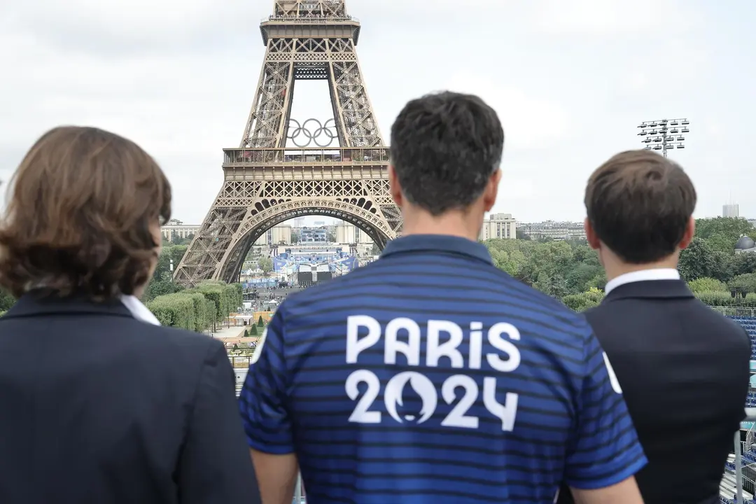 (I-D) Emmanuel Macron, presidente de Francia, Tony Estanguet, presidente del comit&eacute; organizador de Par&iacute;s 2024, y Am&eacute;lie Oud&eacute;a-Cast&eacute;ra, ministra francesa de Deportes, en una foto de archivo. (Francia) EFE/EPA/CHRISTOPHE PETIT TESSON / POOL