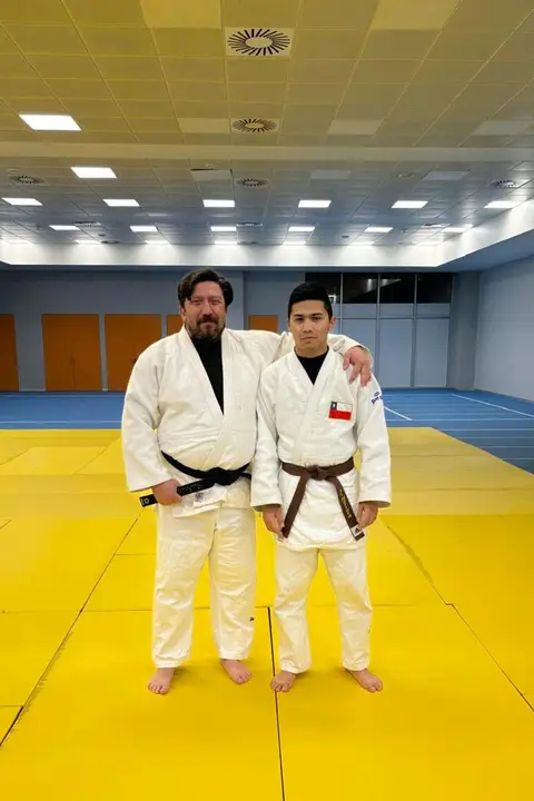 Fotograf&iacute;a de archivo cedida por la Fundaci&oacute;n Luz del judoca chileno con discapacidad Johann Herrera (d) y su entrenador Francisco Sep&uacute;lveda, quienes participar&aacute;n en los Juegos Paral&iacute;mpicos de Par&iacute;s. EFE/ Fundaci&oacute;n Luz /SOLO USO EDITORIAL/SOLO DISPONIBLE PARA ILUSTRAR LA NOTICIA QUE ACOMPA&Ntilde;A (CR&Eacute;DITO OBLIGATORIO)