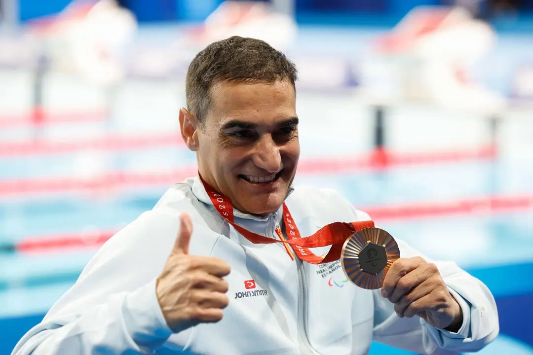 El nadador espa&ntilde;ol Miguel Luque posa con la medalla de bronce de la prueba de 50m pecho SB3 masculino este jueves en los Juegos Paral&iacute;mpicos Par&iacute;s 2024. EFE/Javier Etxezarreta