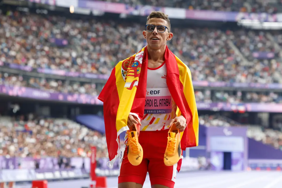 El atleta espa&ntilde;ol Ouhdadi El Ataby tras ganar la medalla de oro en la prueba de 5.000 metros en los Juegos Paral&iacute;mpicos Par&iacute;s 2024, este s&aacute;bado en la capital francesa. EFE/ Javier Etxezarreta