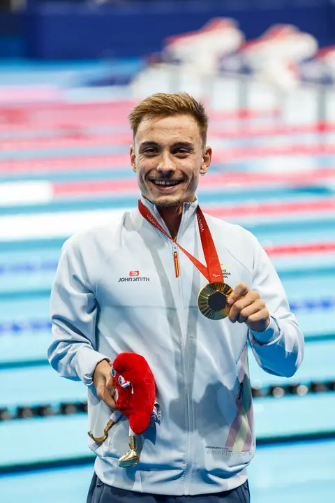 El guipuzcoano I&ntilde;igo Llopis se proclam&oacute; este s&aacute;bado en la piscina de La Defense Arena de Par&iacute;s campe&oacute;n paral&iacute;mpico de los 100 espalda, clase S8 de discapacitados f&iacute;sicos, volviendo a subir al podio en esta distancia como hace tres a&ntilde;os en Tokio 2020, cuando recogi&oacute; una plata. EFE/ Javier Etxezarreta