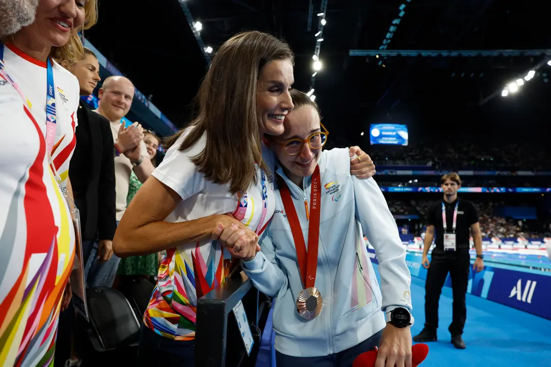 La reina Letizia felicita a la nadadora Mar&iacute;a Delgado tras conseguir su medalla de bronce en la final de 100 metros espalda de los Juegos Paral&iacute;mpicos Par&iacute;s 2024, este s&aacute;bado en la capital francesa. EFE/ Javier Etxezarreta