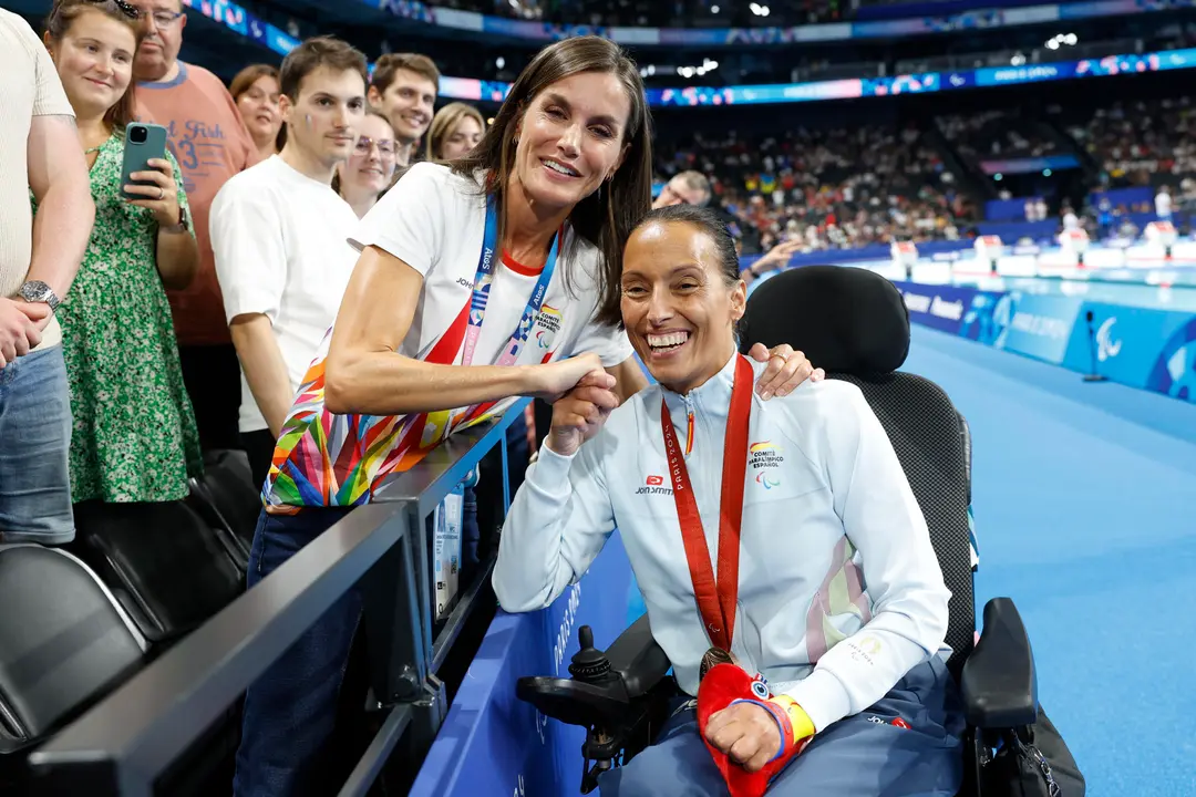 La reina Letizia (i) felicita a la nadadora Teresa Perales por su medalla de bronce en los 50 metros espalda S2 Femenino de los Juegos Paral&iacute;mpicos Par&iacute;s 2024, este s&aacute;bado en la capital francesa. EFE/ Javier Etxezarreta